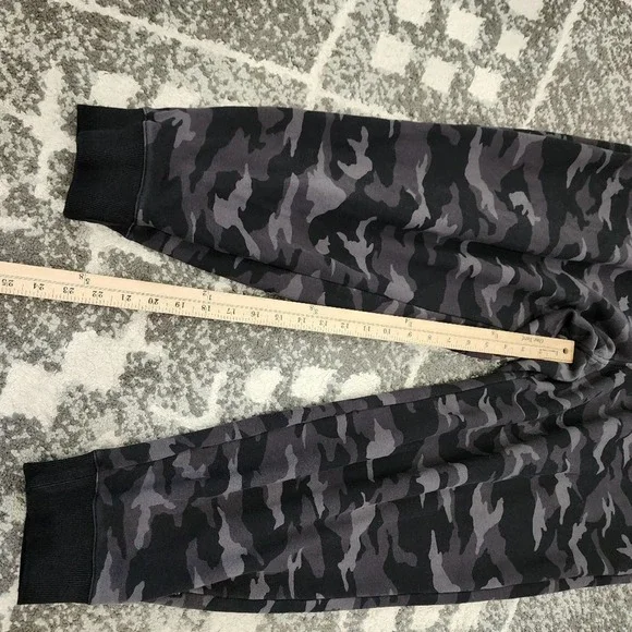 Athleta black camo women's size 2X capri sweatpants - Picture 3 of 7